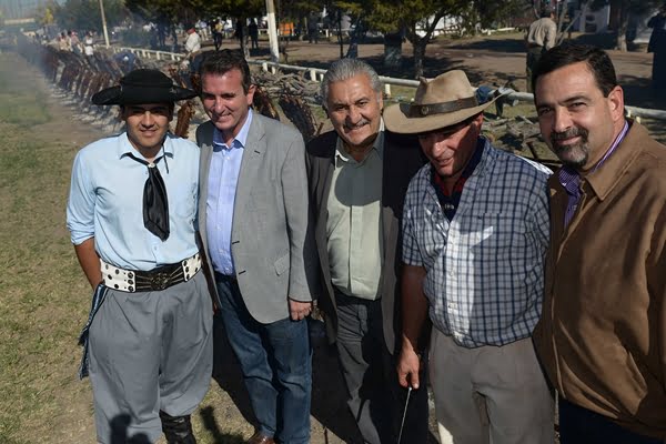 Pérez, con el intendente de Alvear, Juan Carlos De Paolo, y el vice, Carlos Ciurca, junto a los asadores, posaron delante de los costillares. Foto: Prensa Gobierno de Mendoza