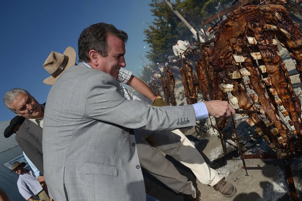 La foto clásica: el gobernador cortando la carne asada por los ganaderos sureños. Foto: Prensa Gobierno de Mendoza.