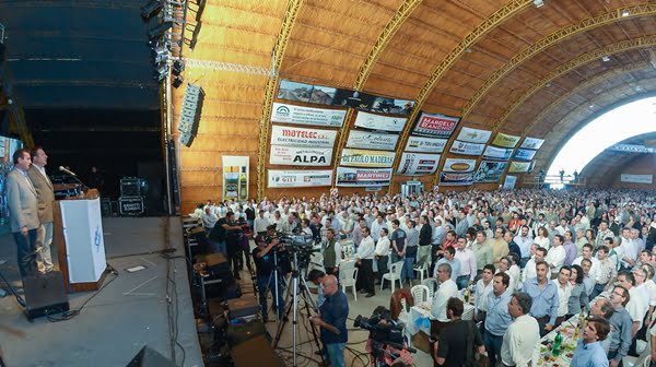 El gobernador Pérez durante su discurso ante los ganaderos del Sur. Foto: Prensa Gobierno de Mendoza