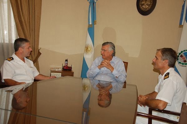 A la izquierda, el suboficial Principal Rodolfo González, al medio el gobernador sanjuanino, José Luis Gioja, y Alberto Coccellato, el delegado de la Armada sancionado. Foto: Archivo - Prensa Gobierno de San Juan.