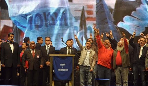 Nicolás Maduro estuvo acompañado por la dirigencia kirchnerista pura en el escenario de la cancha de All Boys. Foto: Télam