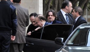 Con dificultad, Menem desciende del auto en Tribunales. Foto: Télam