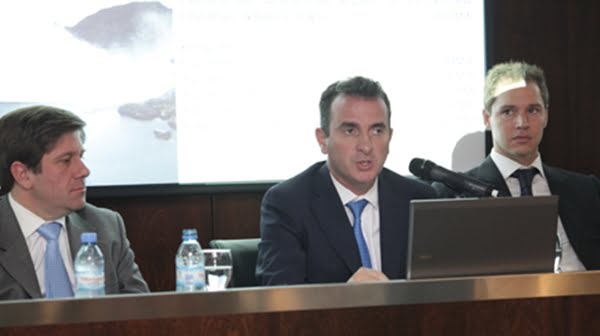 El ministro Costa y el gobernador Pérez en el centro de la foto de la presentación del Bono de Mendoza. Foto: web de Prensa del Gobierno de Mendoza