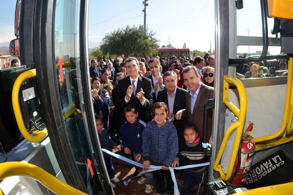 El ministro Florencio Randazzo, el intendente Alfredo Cornejo y el gobernador Francisco Pérez con los vecinos de El Pozo en las espaldas.  Foto: Prensa Gobierno de Mendoza.