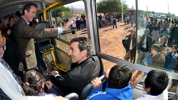 Francisco Pérez y Florencio Randazzo en el bondi, rodeados por los vecinos de El Pozo. Foto: Prensa Gobierno de Mendoza.