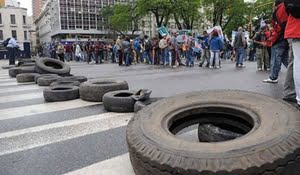 Cómo enfrentar los piquetes en la 9 de Julio generó contradicciones en el gobierno de Macri. Foto: Archivo