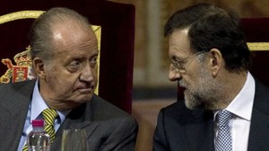 El rey y el presidente de España, dos líderes de instituciones vapuleadas por los españoles en crisis.