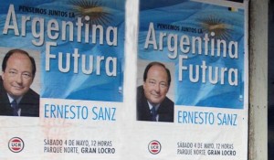El locro de lanzamiento fue acompañado de una campaña de afiches del senador Sanz. 