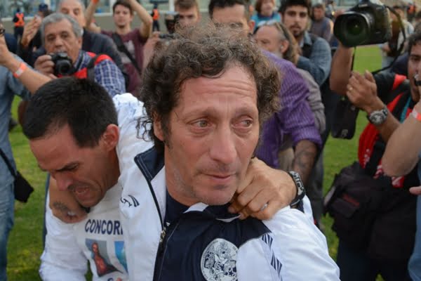 Pedro Troglio durante los festejos de Gimnasia por el ascenso.