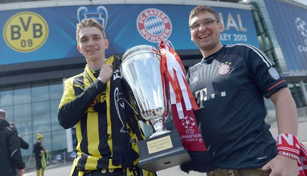 Hinchas alemanes confraternizan en Londres antes del choque final de la Champions. Foto: UEFA