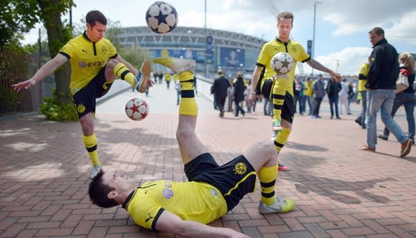 Fanáticos del Borussia Dortmund, el club que más gente lleva a la cancha en el mundo, le pusieron color a la gris capital británica. Foto: UEFA