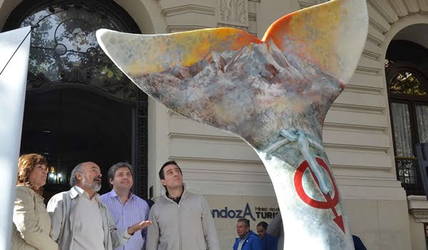 El ministro de Turismo y presidente del Consejo Federal de Turismo, Javier Espina, junto al secretario de Turismo y Áreas Protegidas de Chubut, Carlos Zonza Nigro lanzaron la temporada de ballenas 2013 en la ciudad de Mendoza. Estuvo presente el artista plástico Mario Delhez. Foto: Prensa Gobierno de Mendoza