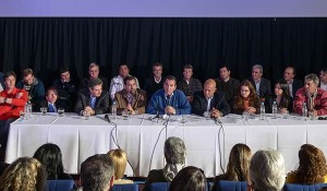 Los intendentes Giménez (en la derecha de la foto) y Bermejo (en la izquierda) testimonian su apoyo a la lista del FpV como candidatos suplentes. 