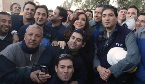 La Presidenta con trabajadores de YPF. Fuente: Prensa Gobierno de Mendoza