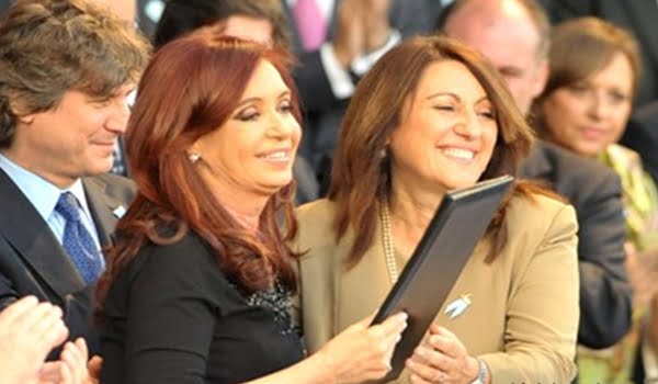 Cristina Fernández con la intendenta de Rosario, Mónica Fein, en el Monumento a la Bandera. 