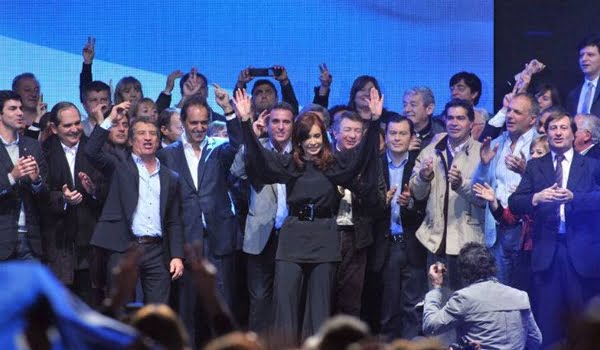 Saludo final, con Cristina adelante del kirchnerismo. Paco Pérez aparece detrás de la presidenta, al lado de Daniel Scioli.