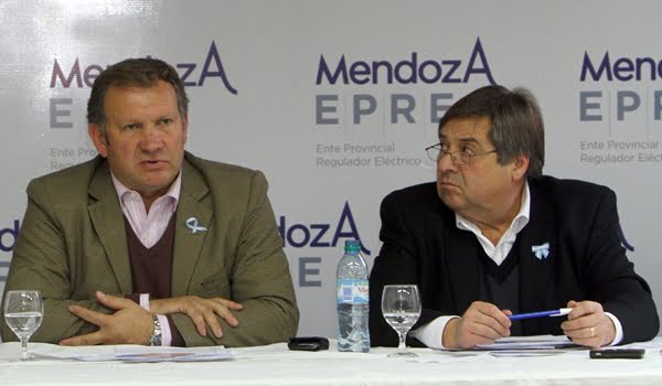 El ministro de Infraestructura y Energía, Rolando Baldasso, con el director del EPRE, Elián Japáz en la conferencia de prensa sobre la "adecuación" de la tarifa del servicio eléctrico. Foto: Prensa Gobierno de Mendoza