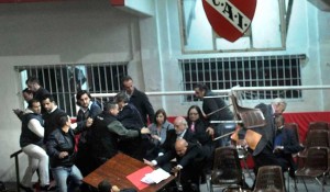 La asamblea de socios de Independiente fue suspendida porque un grupo de barras atacó a la comisión directiva. Foto: Télam