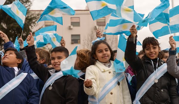 Los niños fueron protagonistas principales del acto desarrollado frente al Memorial de la Bandera de Los Andes. Foto: Prensa Gobierno de Mendoza