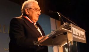 Kissinger, quien fomentó el genocidio de la dictadura argentina, tuvo un mal trago en su país. Foto: captura Youtube