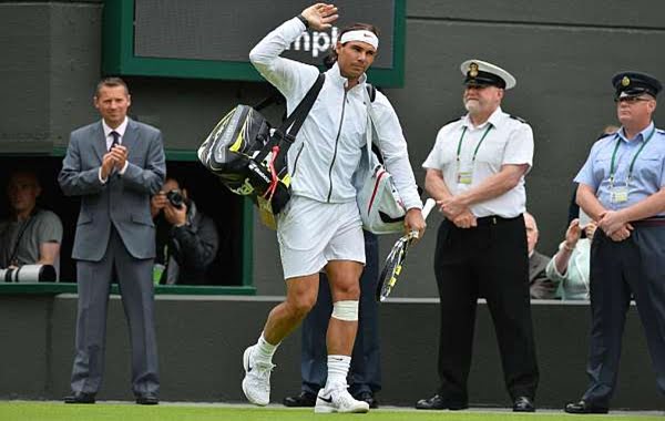 Rafa Nadal se despide del público de Wimbledon. Foto: Marca