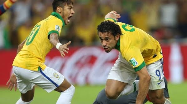 Neymar y Fred, estrellas brasileñas en el final de la Copa Confederaciones. 