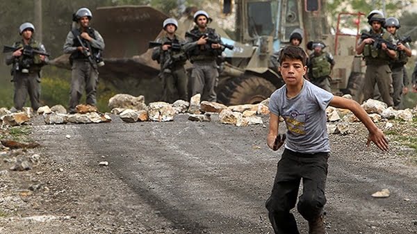 Los niños son víctimas principales de la dominación israelí sobre Palestina. Foto: Jaafar Ashtiyeh / AFP en RT.