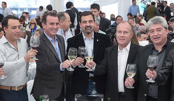 Javier Palau, presidente del Centro de Viñateros y Bodegueros del Este, Francisco Pérez, Carlos Crotta, dueño de la bodega anfitriona, y Mauro Sosa, gerente de la entidad del Este. Foto: Prensa Gobierno de Mendoza