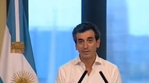 Florencio Randazzo salió a dar los primeros datos oficiales del choque de trenes en conferencia de prensa. Foto: Captura de TV.