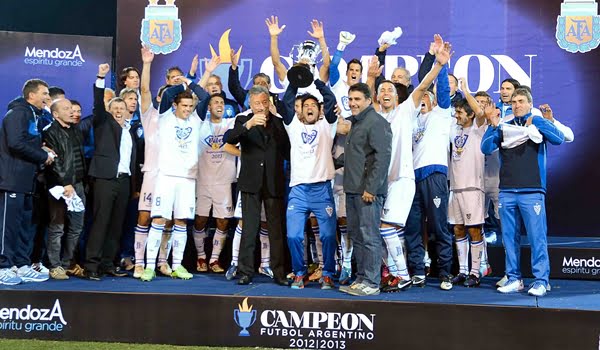 El capitán de Vélez, Fabián Cubero, recibió la copa, junto a sus compañeros, de Luis Segura y el secretario de Deportes de Mendoza, Marcelo Locamuz. Foto: Prensa Gobierno de Mendoza