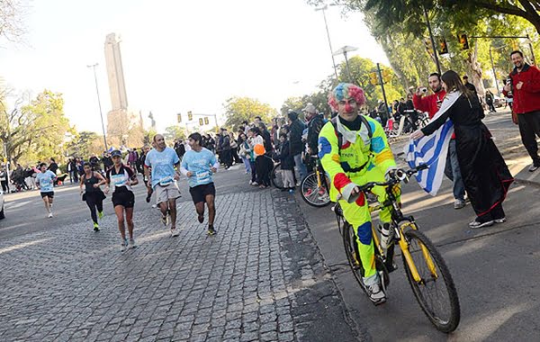 Los barras de Newell's se encontraron con la maratón y agredieron a los corredores. Foto: http://www.triamax.com