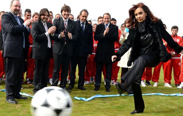 Cristina "patea" la campaña de Insaurralde en la inauguración del estadio de Morón. Foto: Télam