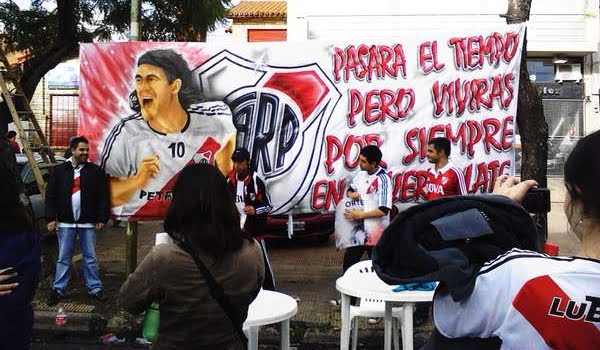 ¡Gracias Burrito por el ¡Gracias Burrito por el fútbol! Ariel Ortega volvió a llenar el Monumental. Foto: Olé