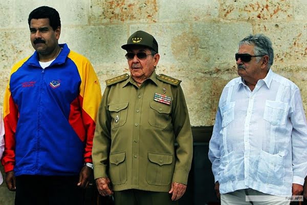 Los presidentes latinoamericanos Nicolás Maduro, de Venezuela; Raúl Castro, de Cuba, y José Mujica, de Uruguay, en la celebración del aniversario número 60 de la toma del cuartel Moncada, la piedra fundamental para la revolución cubana.