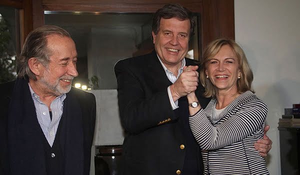 Evelyn Matthei recibió en su casa a la cúpula de la UDI después de ser designada como candidata presidencial. Foto: Upi en Emol