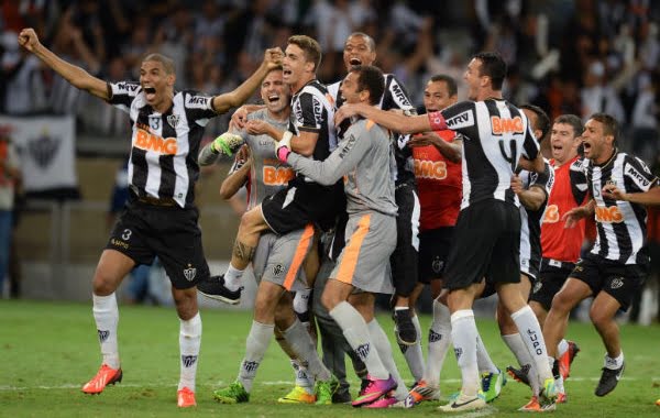 Los jugadores del Mineiro festejan el título conseguido por penales frente a Olimpia. 