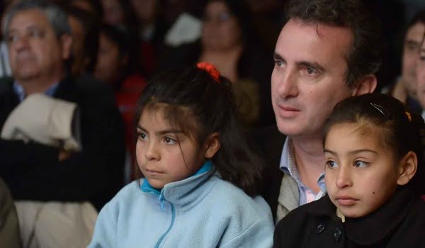 Paco Pérez, el viernes en Chapanay, San Martín, durante la firma de la concesión de una obra de gas. Foto: Prensa Gobierno de Mendoza