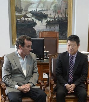 El Gobernador se reunió con Zhang Jun, gerente general de petro AP empresa TCL.