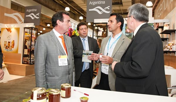 Pérez y el ministro Barg en una feria en Nueva York, este lunes. Foto: Prensa Gobierno de Mendoza.