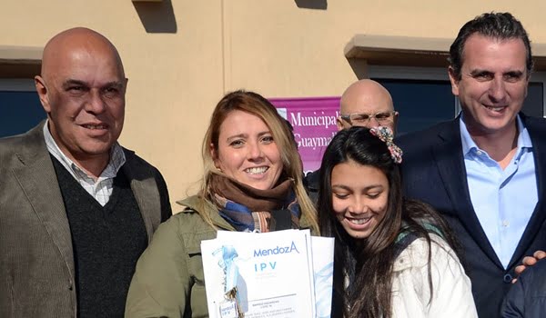 Casas nuevas del IPV en el acto de la mañana de Santiago para Paco Pérez y el candidato Alejandro Abraham. Foto: Prensa Gobierno de Mendoza.