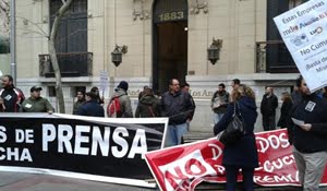 Escrache de trabajadores de prensa frente al edificio del diario Los Andes. Foto: Facebook