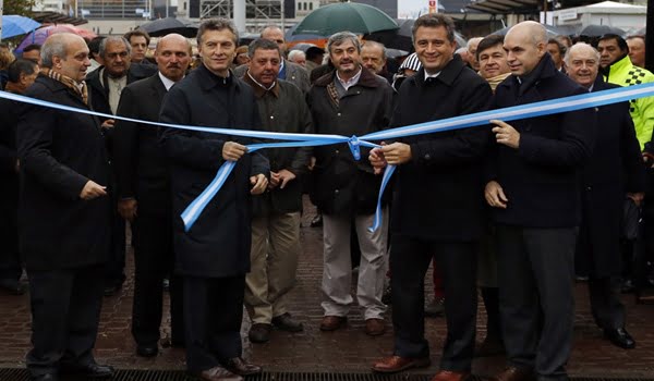 El presidente de la SRA, Luis Miguel Etchevehere, con Mauricio Macri cortaron las cintas de una nueva exposición de la  entidad. Foto. La Nación 