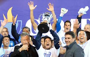 Luis Segura, a la izquierda de la foto, en la premiación al supercampeón Vélez, con el secretario de Deportes de Mendoza, Marcelo Locamuz, Foto: Prensa Gobierno de Mendoza.