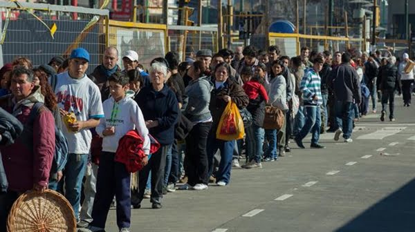 Miles de personas quedaron baradas por el paso sorpresivo de La Fraternidad. Foto: Fernando Massobrio en La Nación.