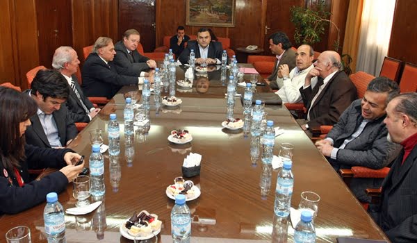 Masas finas, agua mineral y espacio para los pocillos de café entre los representantes de los partidos políticos mayoritarios y el ministro Félix González, en la cabecera. Foto: Prensa Gobierno de Mendoza