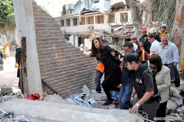 La Presidenta en las ruinas del edificio siniestrado el martes en Rosario. Foto: Télam