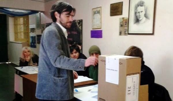 Nicolás del Caño al momento del voto. Foto: Facebook.