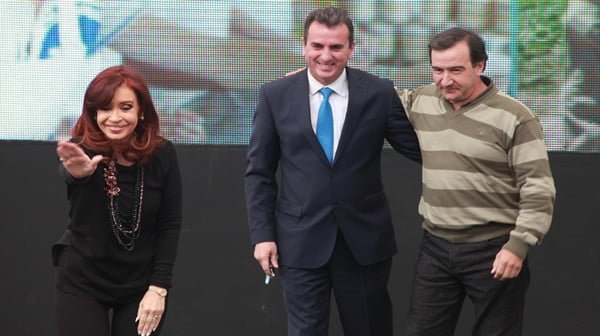 La Presidenta Cristina Fernández, el gobernador Pérez y el directivo de una escuela rural de las 23 que recibieron una minubus de la Nación. Foto: Prensa Gobierno de Mendoza