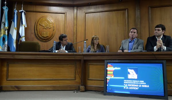 El juez de la Suprema Corte, Omar Palermo, la diputada nacional kirchnerista, Anabel Fernández Sagasti, el gobernador Francisco Pérez, y el susbsecretario de Justicia de la Nación, Franco Picardi, en el Congreso de Democratización de la Justicia en la UNCuyo. Foto: Prensa Gobierno de Mendoza