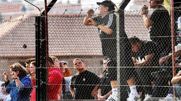 Maradona dando instrucciones en el juego que Riestra le ganó a San Miguel. Foto: Télam.